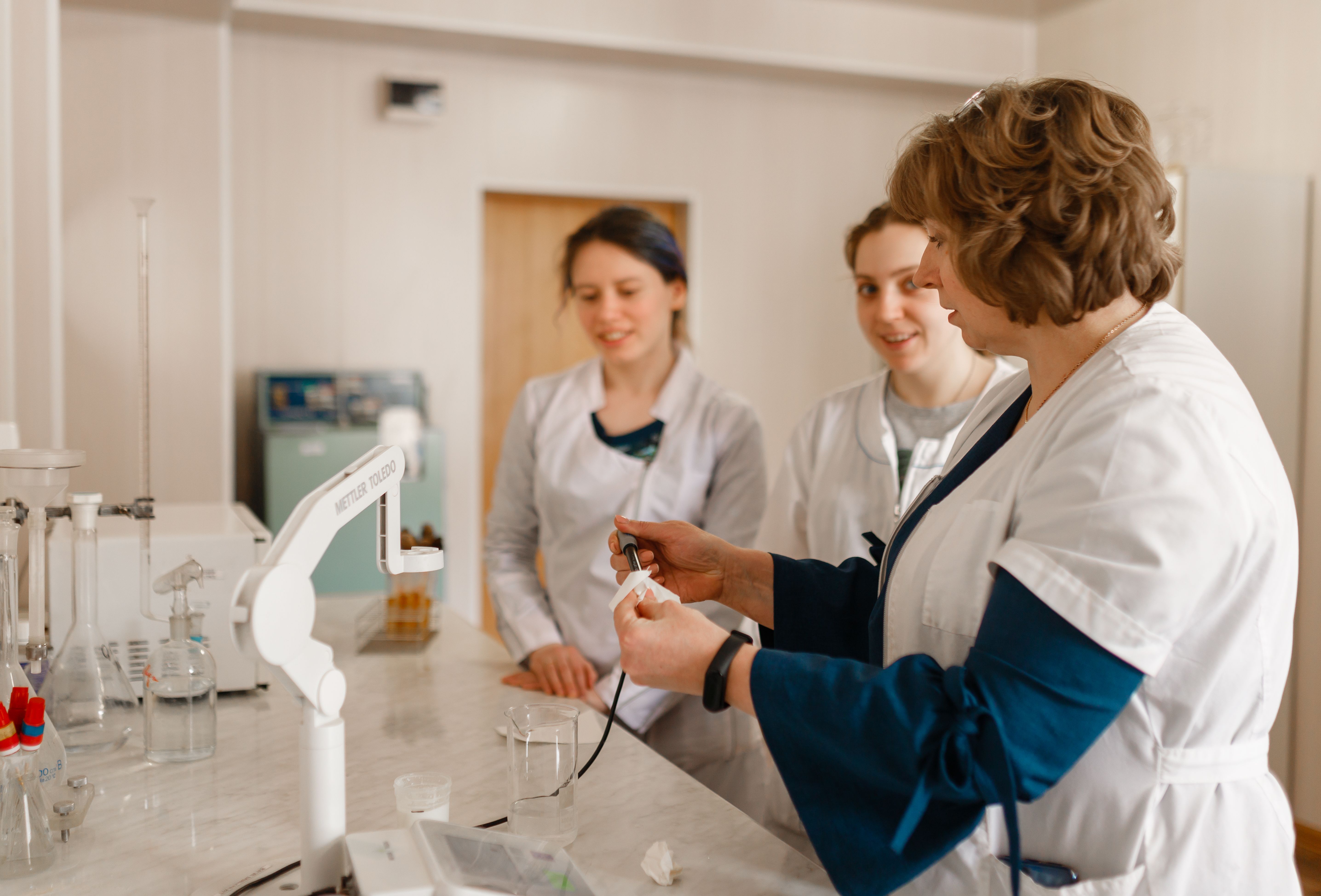 Костюм в микробиологической лаборатории. Микробиологическая лаборатория. Контроль качества в лаборатории. Одежда для лаборатории микробиологии. Фотография медмир.